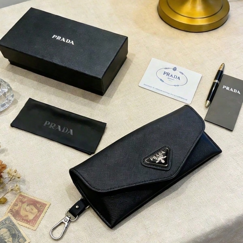 Luxury Bags Consignment - Étui à lunettes Prada en cuir