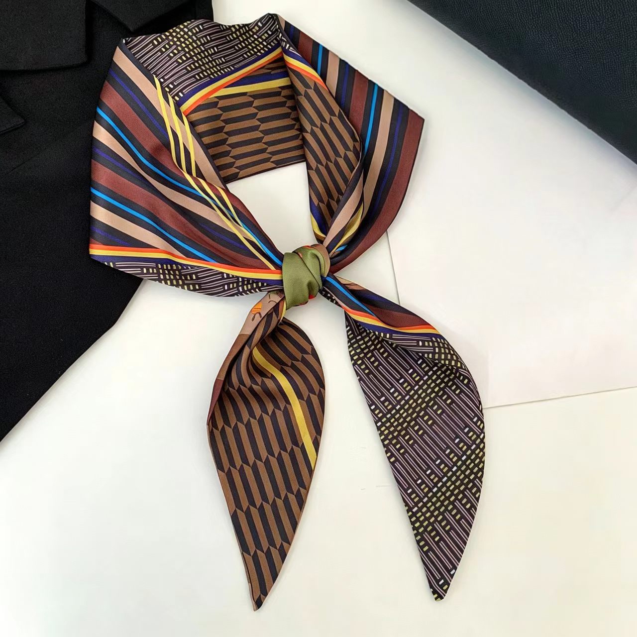 Foulard en soie biaisé imprimé - Luxury Bags Supplier avis et prix