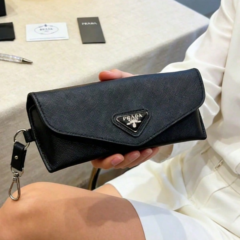 Étui à lunettes Prada en cuir  - Luxury Bags Consignment avis et prix