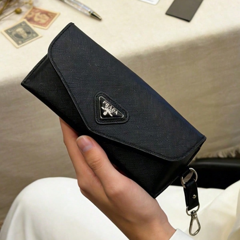 Étui à lunettes Prada en cuir  - Luxury Bags Consignment avis et prix