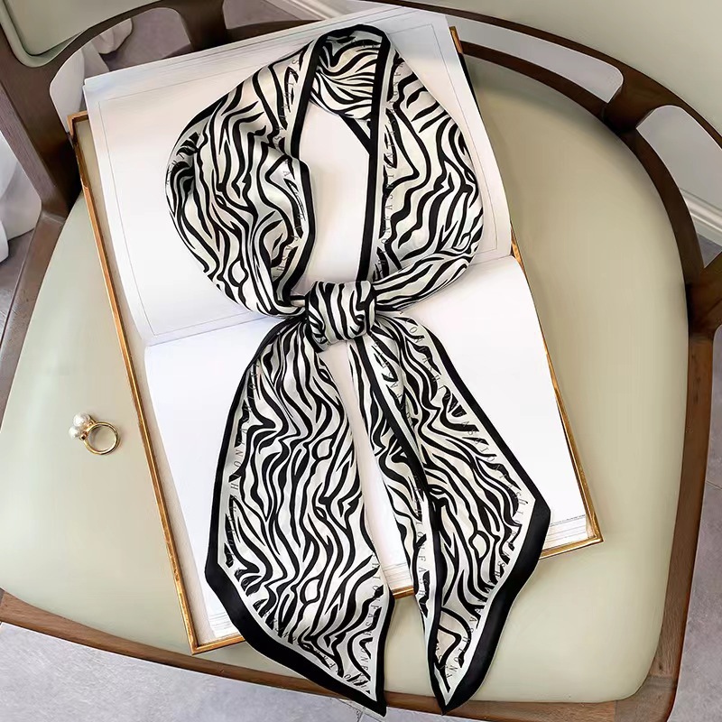 Foulard carré de luxe en soie  - Luxury Bags Duffle avis et prix
