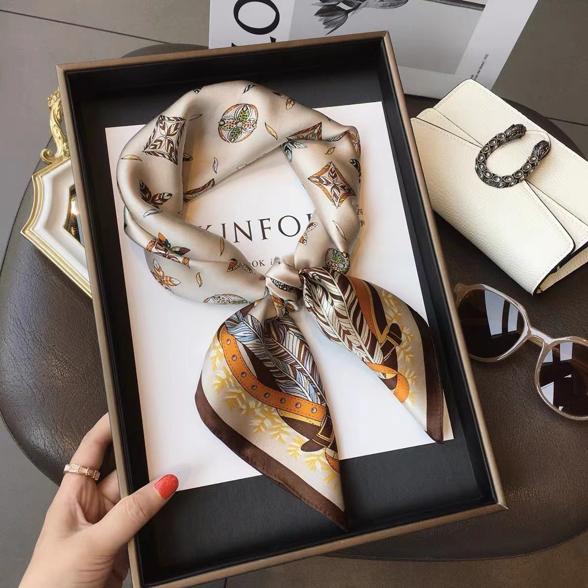 Foulard carré en soie imprimé  - Luxury Bags Duffle avis et prix