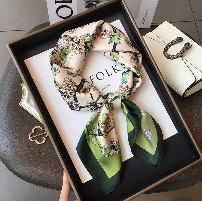 Foulard carré en soie imprimé  - Luxury Bags Duffle avis et prix