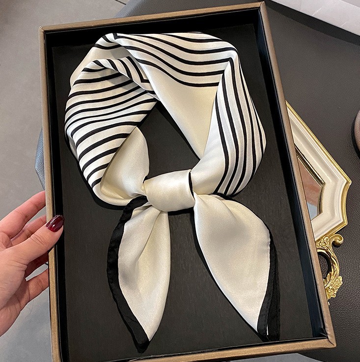 Foulard carré en soie imprimé  - Luxury Bags Duffle avis et prix